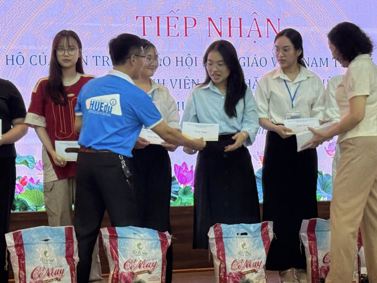 Tổ chức phát quà động viên sinh viên bị ảnh hưởng thiên tai lũ lụt