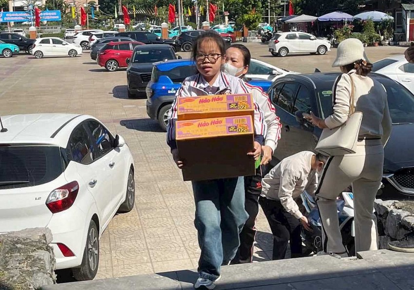 nhiều em nhỏ cũng chung tay nhiệt tình góp sức nhỏ bé của mình để ủng hộ.