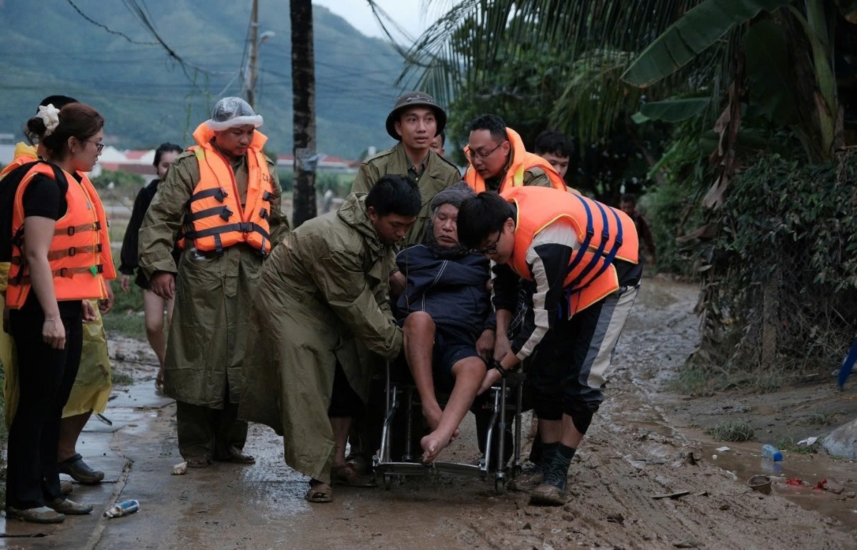 Khởi Sự Từ Tâm sẻ chia cùng bà con vùng lũ miền Trung