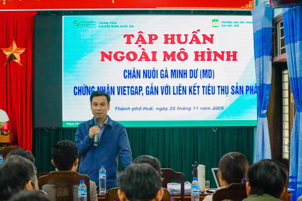 Trường ĐH Nông Lâm - Đại học Huế phối hợp với Trung tâm khuyến nông Tp. Huế tổ chức tập huấn chăn nuôi gà theo tiêu chuẩn VietGAHP