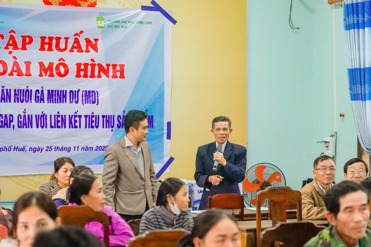 Người dân tham gia trao đổi kiến thức tại chương trình tập huấn