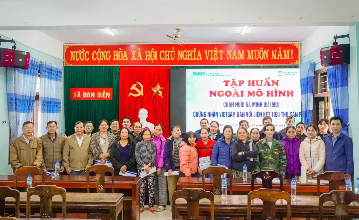 Chụp hình lưu niệm cùng bà con nông dân