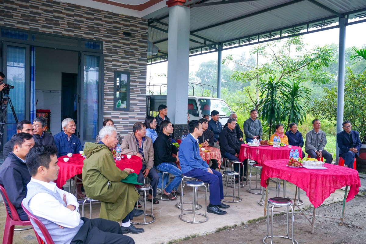 Tham quan mô hình chăn nuôi gà thuộc dự án với quy mô khoảng 25.000 con gà thịt được nuôi theo quy trình VietGAHP