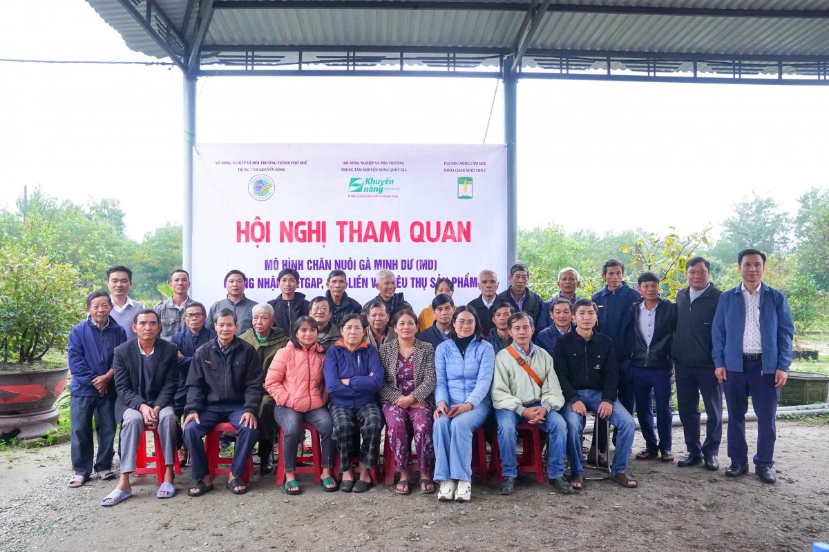 Chụp hình lưu niệm tại điểm chăn nuôi gà của dự án với quy mô khoảng 25.000 con gà thịt được nuôi theo quy trình VietGAHP