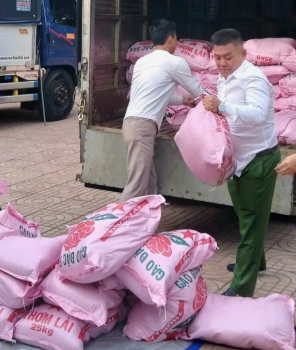 Đắk Lắk: Công an phường Tân An hỗ trợ hơn 1.000 suất quà cho người dân vùng lũ Xuân Thọ