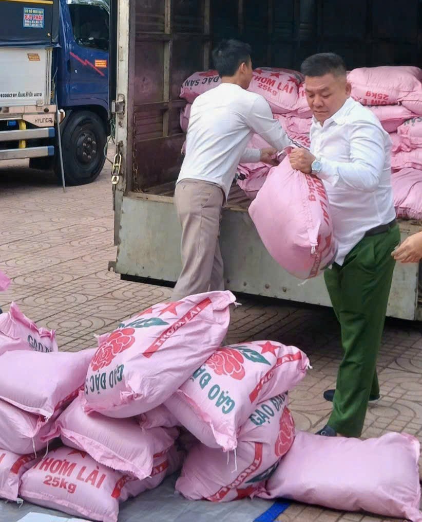 Đắk Lắk: Công an phường Tân An hỗ trợ hơn 1.000 suất quà cho người dân vùng lũ Xuân Thọ