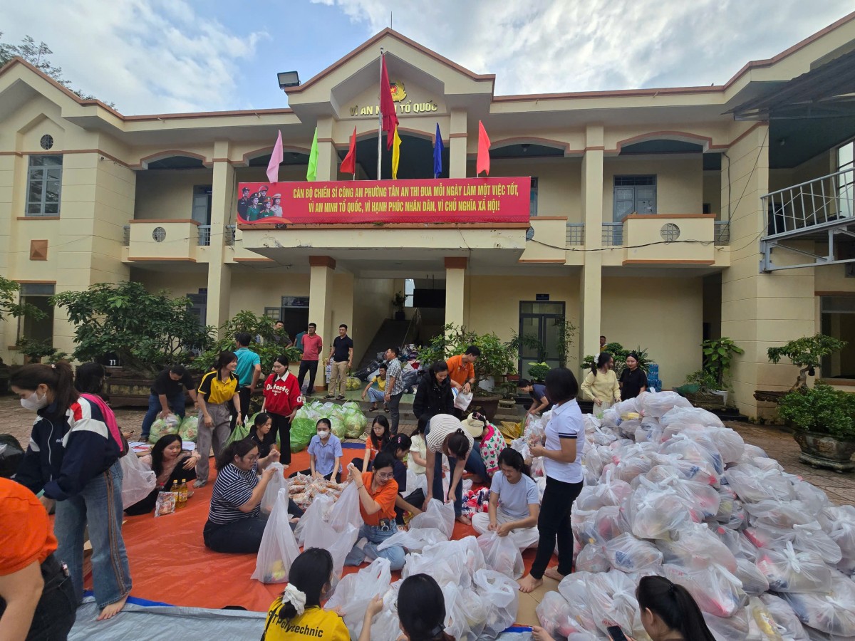 Đắk Lắk: Công an phường Tân An hỗ trợ hơn 1.000 suất quà cho người dân vùng lũ Xuân Thọ