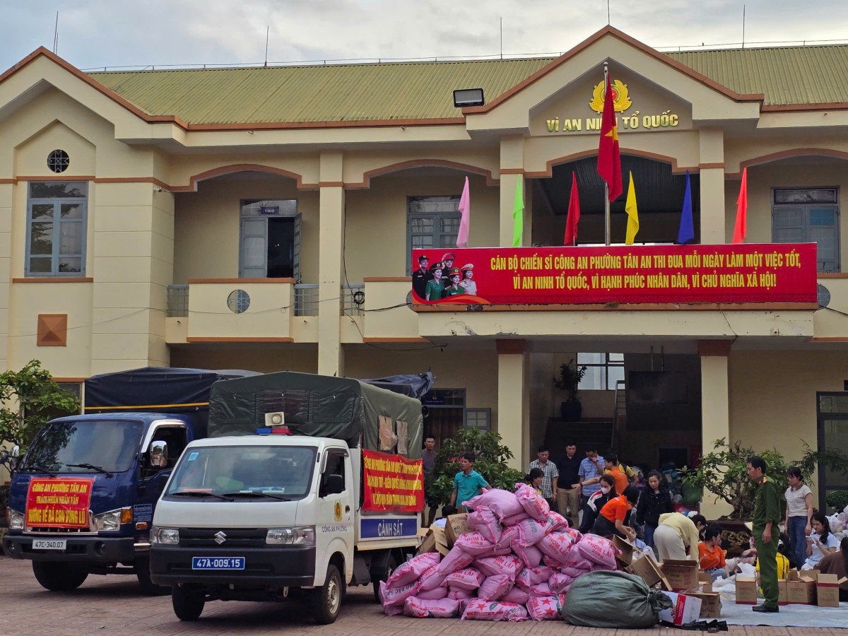 Đắk Lắk: Công an phường Tân An hỗ trợ hơn 1.000 suất quà cho người dân vùng lũ Xuân Thọ