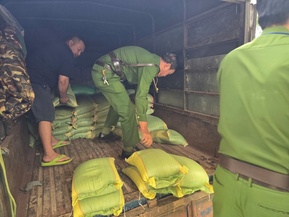 Đắk Lắk: Công an phường Tân An hỗ trợ hơn 1.000 suất quà cho người dân vùng lũ Xuân Thọ