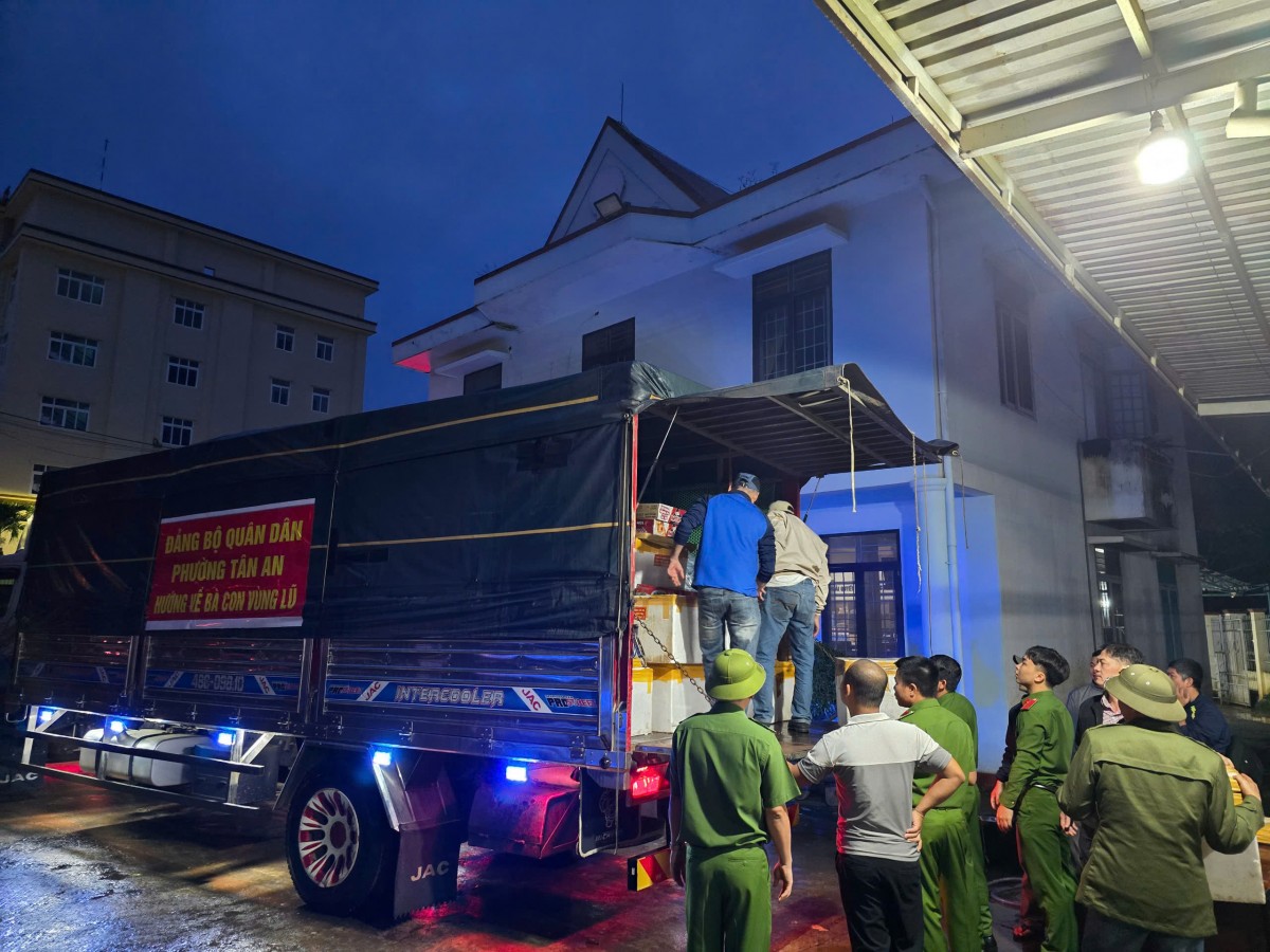 Đắk Lắk: Công an phường Tân An hỗ trợ hơn 1.000 suất quà cho người dân vùng lũ Xuân Thọ