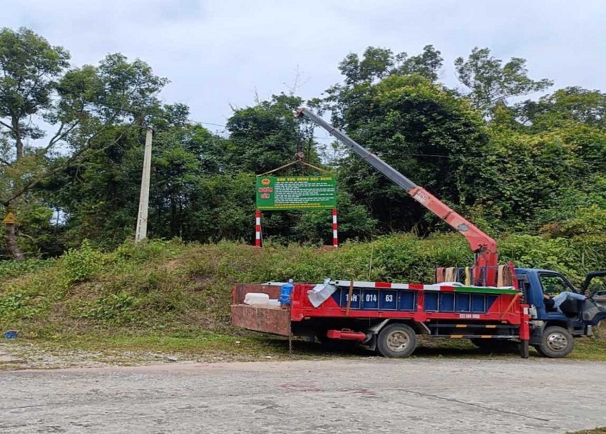 Lắp đặt biển cấm tại khu vực rừng đặc dụng xã Thống Nhất