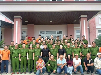 Công an phường Tân An trao hơn 1.000 suất quà hỗ trợ bà con vùng rốn lũ Xuân Thọ