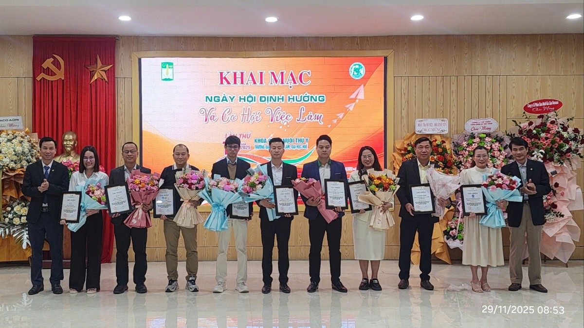 Huế: ĐH Nông Lâm tổ chức ngày hội định hướng và cơ hội việc làm lần thứ 10 năm 2025 Lãnh đạo Trường ĐH Nông Lâm (Huế) cùng lãnh đạo Khoa Chăn nuôi - Thú y vinh danh, ghi nhận sự đóng góp của các nhà tài trợ. Ảnh: Ket Vinh