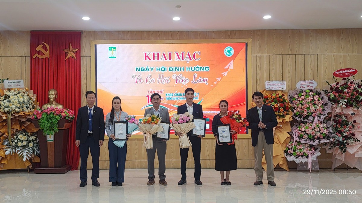 Huế: ĐH Nông Lâm tổ chức ngày hội định hướng và cơ hội việc làm lần thứ 10 năm 2025 Lãnh đạo Trường ĐH Nông Lâm (Huế) cùng lãnh đạo Khoa Chăn nuôi - Thú y vinh danh, ghi nhận sự đóng góp của các nhà tài trợ. Ảnh: Ket Vinh