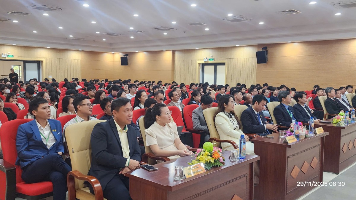 Huế: ĐH Nông Lâm tổ chức ngày hội định hướng và cơ hội việc làm lần thứ 10 "Ngày hội Định hướng và Cơ hội việc làm lần thứ 10 năm 2025" sự kiện đầy ý nghĩa đối với sinh viên Trường ĐH Nông Lâm (Huế). Ảnh: Ket Vinh