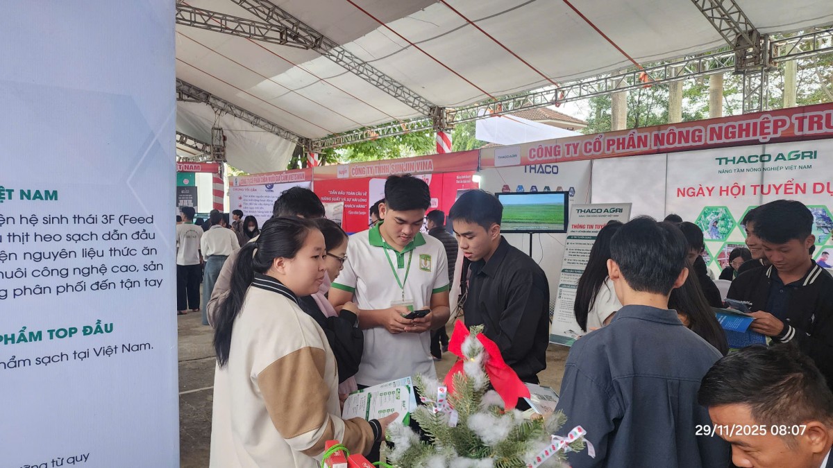 Huế: ĐH Nông Lâm tổ chức ngày hội định hướng và cơ hội việc làm lần thứ 10 năm 2025 Doanh nghiệp giới thiệu sản phẩm, quảng bá thương hiệu của mình đến với sinh viên, giáo viên, các nhà quản lý và xã hội. Ảnh: Ket Vinh
