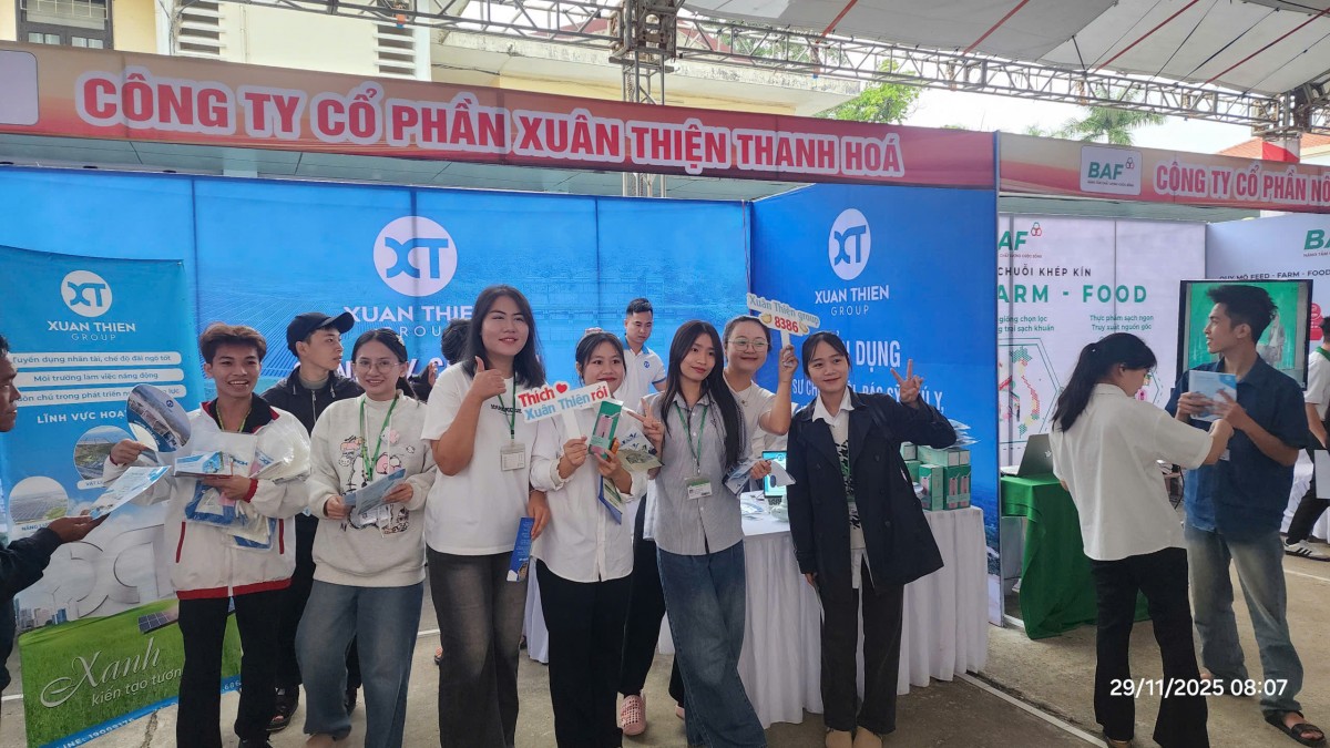 Huế: ĐH Nông Lâm tổ chức ngày hội định hướng và cơ hội việc làm lần thứ 10 Doanh nghiệp giới thiệu sản phẩm, quảng bá thương hiệu của mình đến với sinh viên, giáo viên, các nhà quản lý và xã hội. Ảnh: Ket Vinh
