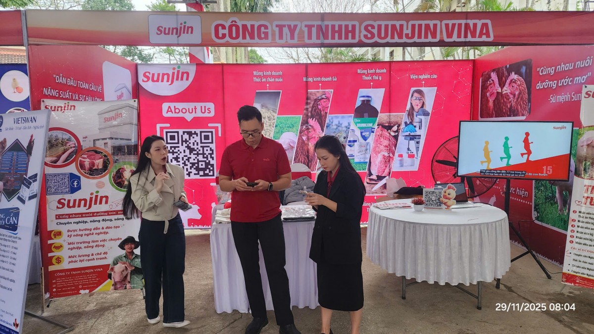 Huế: ĐH Nông Lâm tổ chức ngày hội định hướng và cơ hội việc làm lần thứ 10 Doanh nghiệp giới thiệu sản phẩm, quảng bá thương hiệu của mình đến với sinh viên, giáo viên, các nhà quản lý và xã hội. Ảnh: Ket Vinh