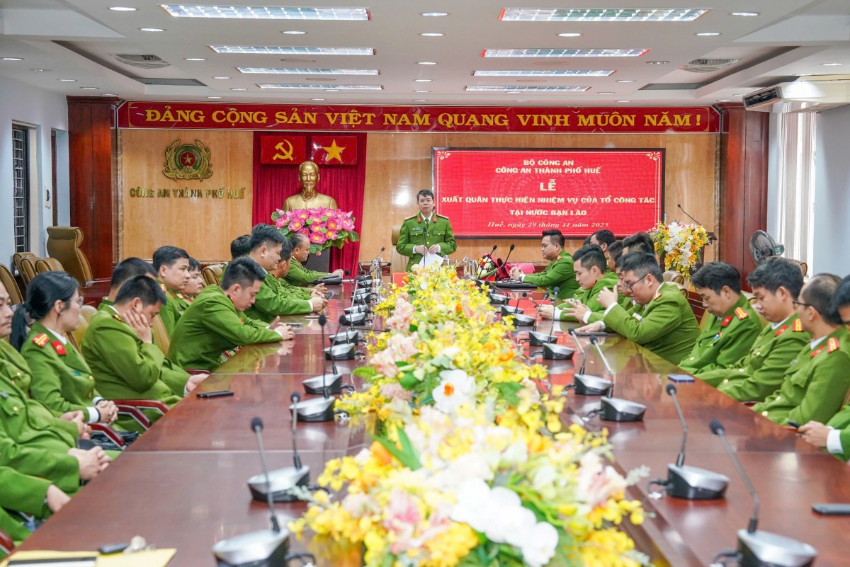 Công an thành phố Huế đã tổ chức Lễ xuất quân Tổ công tác phối hợp thực hiện nhiệm vụ phòng, chống ma túy và tội phạm xuyên biên giới tại tỉnh Salavan (Lào)