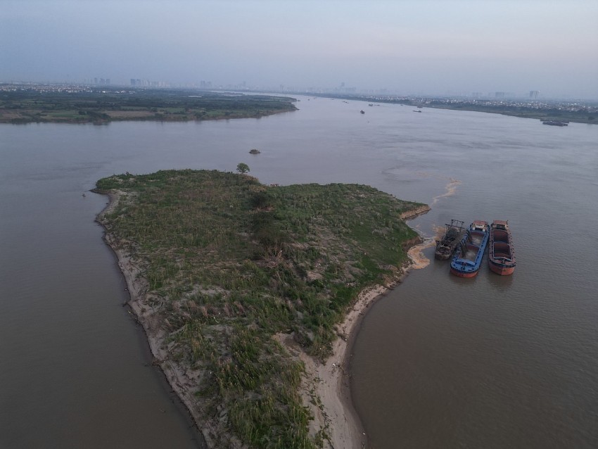Hà Nội: Nguyên nhân nào khiến bãi bồi sông Hồng trên địa bàn xã Mê Linh “biến mất” từng ngày?