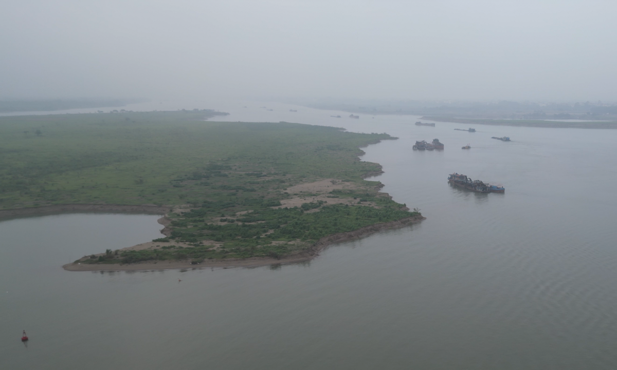 Hà Nội: Nguyên nhân nào khiến bãi bồi sông Hồng trên địa bàn xã Mê Linh “biến mất” từng ngày?