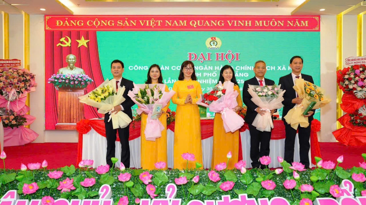 Lãnh đạo NHCSXH tặng hoa chúc mừng Ban Chấp hành Công đoàn cơ sở nhiệm kỳ mới 2025–2030.