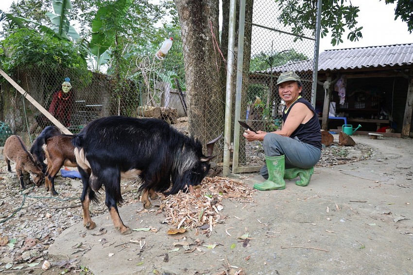 ÔNG Sùng A Xay đã có tuổi thơ chìm ngập trong bóng tối với những hủ tục lạc hậu, đòi nghèo sau khi cha mất, mẹ bỏ đi lấy chồng khác. 