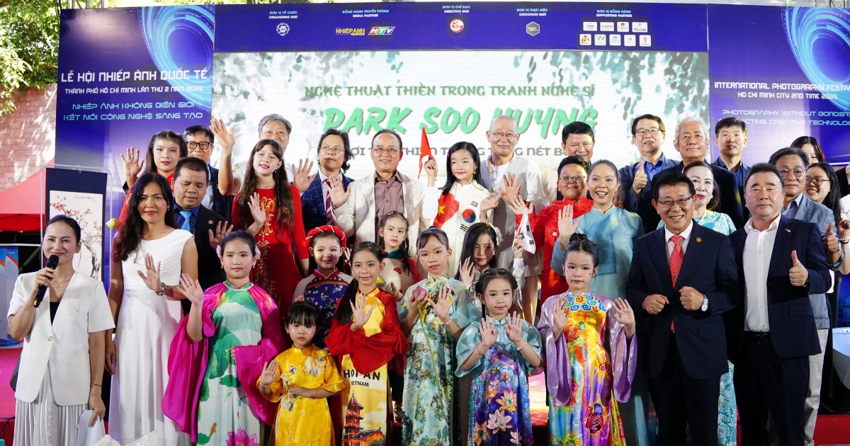 Độc đáo họa sĩ vẽ tranh Đạt Ma để được “Thiền bằng bút”