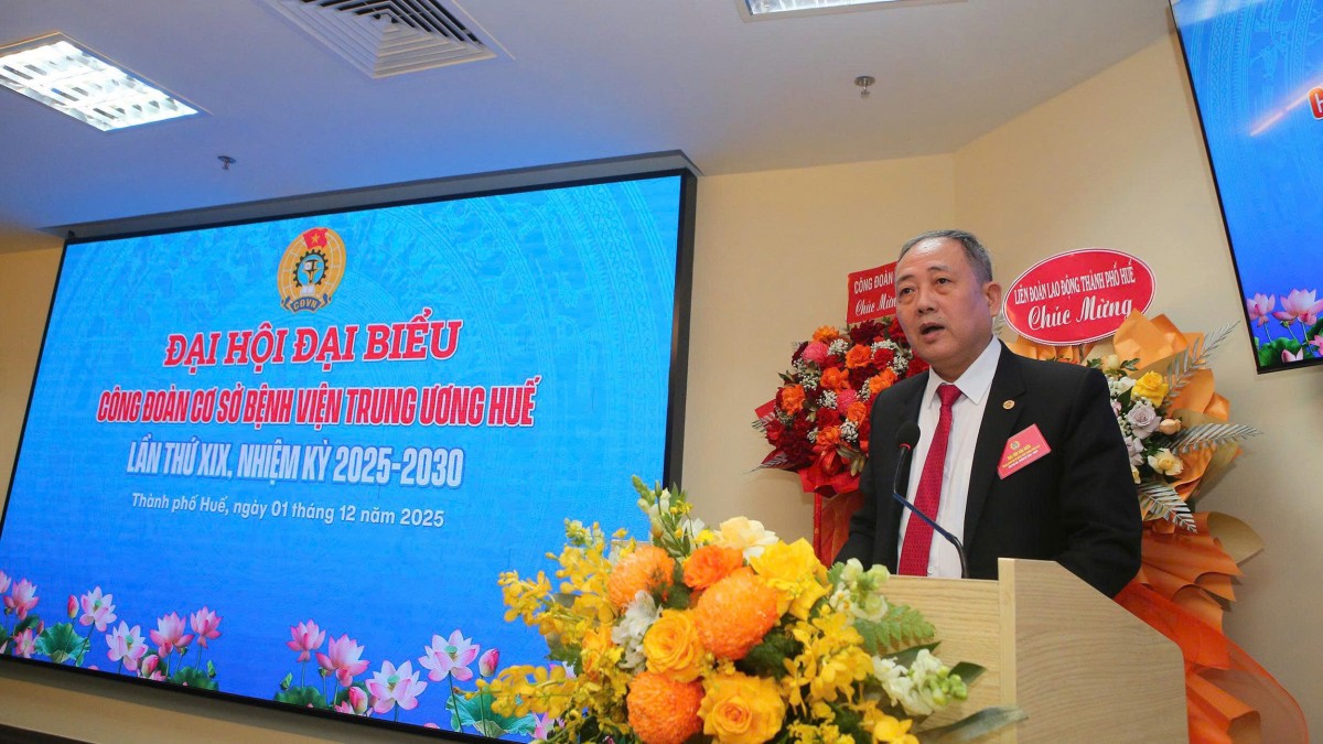 BSCKII. Dương Anh Quân -Chủ tịch Công đoàn BVTW Huế báo cáo tổng kết công tác Công đoàn Bệnh viện Trung ương Huế nhiệm kỳ 2023-2025,