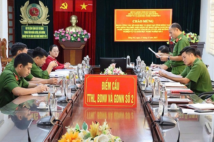 Quang cảnh buổi làm việc của đoàn thẩm định tại Trung tâm giáo dục nghề nghiệp số 2 - Bộ Tư lệnh Cảnh sát cơ động