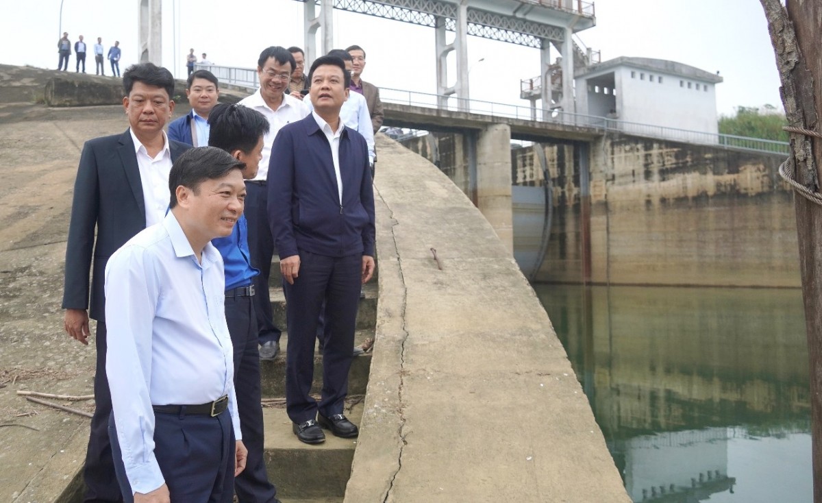 Chủ tịch UBND tỉnh Quảng Trị kiểm tra tình hình thực hiện các công trình nông nghiệp, thủy lợi