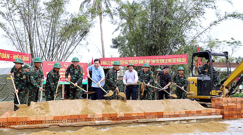 Bộ Tư lệnh Quân khu 5 ra quân xây dựng nhà cho bà con bị sập đổ sau mưa lũ tại Đắk Lắk