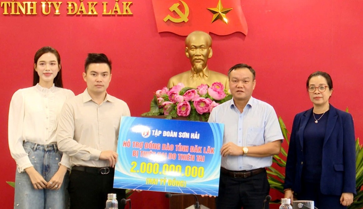 Tập đoàn Sơn Hải trao 2 tỷ đồng và 20 tấn gạo hỗ trợ người dân vùng lũ