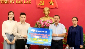 Tập đoàn Sơn Hải trao 2 tỷ đồng và 20 tấn gạo hỗ trợ người dân vùng lũ