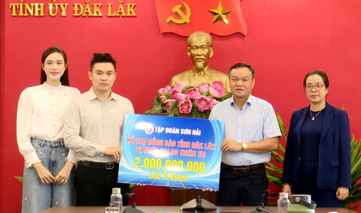 Tập đoàn Sơn Hải trao 2 tỷ đồng và 20 tấn gạo hỗ trợ người dân vùng lũ