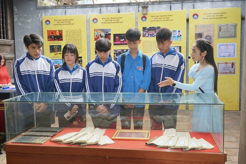 Các em học sinh lắng nghe thuyết minh tại khu trưng bày truyền thống hiếu học của Hà Tĩnh