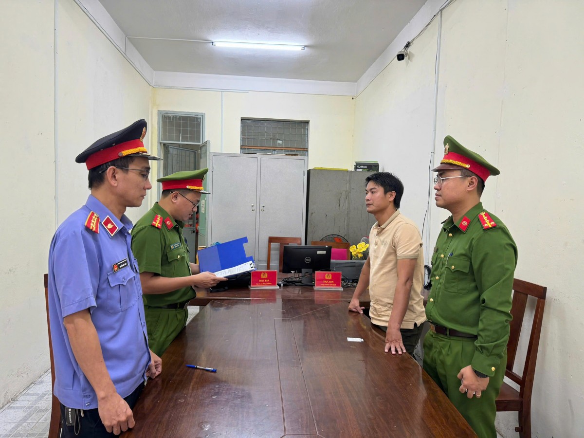 Văn Đức Quý (áo vàng) bị tạm giam vì tiếp tục chỉ đạo khai thác cát trái phép dù đang được tại ngoại.