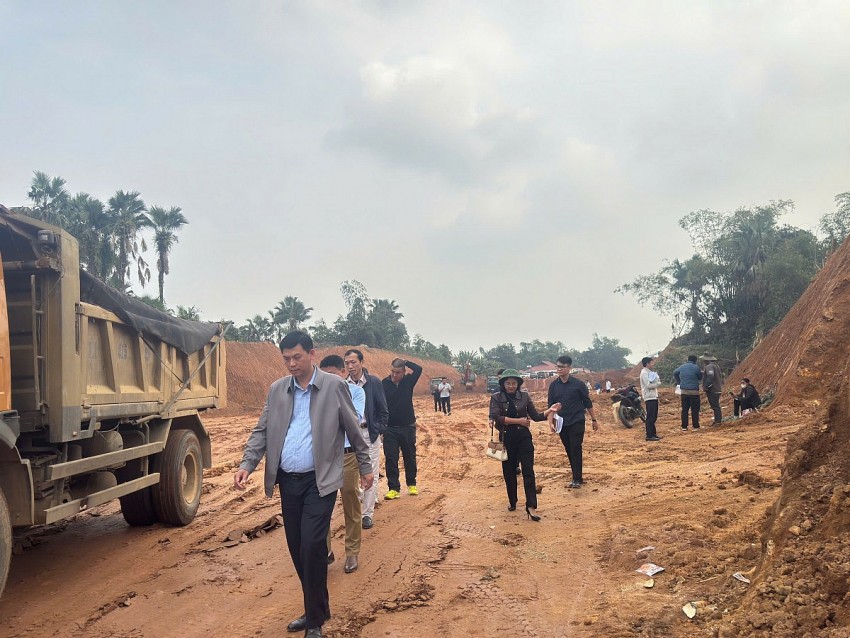 Khắc phục việc tự ý san lấp, đổ đất lấn chiếm hồ thủy lợi đập Đầm Xanh