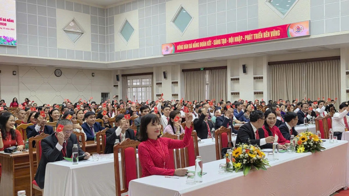 Đại biểu tham dự đại hội biểu quyết bầu Đoàn Chủ tịch, Đoàn Thư ký Đại hội, Ban Thẩm tra tư cách đại biểu
