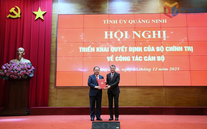 Ông Lê Minh Hưng, Ủy viên Bộ Chính trị, Bí thư Trung ương Đảng, Trưởng Ban Tổ chức Trung ương, trao Quyết định cho đồng chí Quản Minh Cường, Bí thư Tỉnh ủy Quảng Ninh.Ảnh: QMG