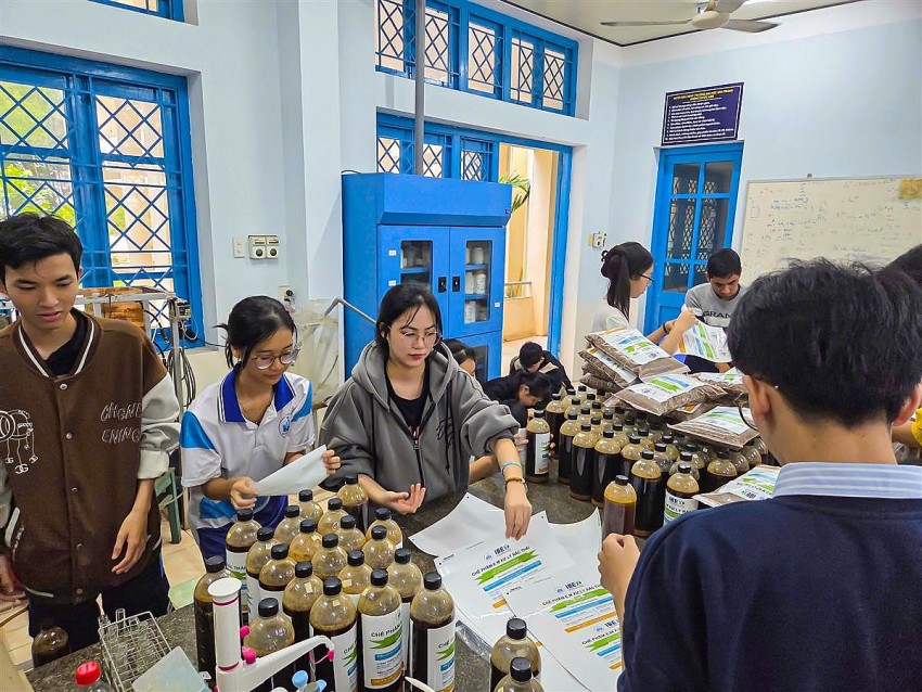Hỗ trợ các trường THPT chế phẩm vi sinh xử lý rác hữu cơ sau lũ