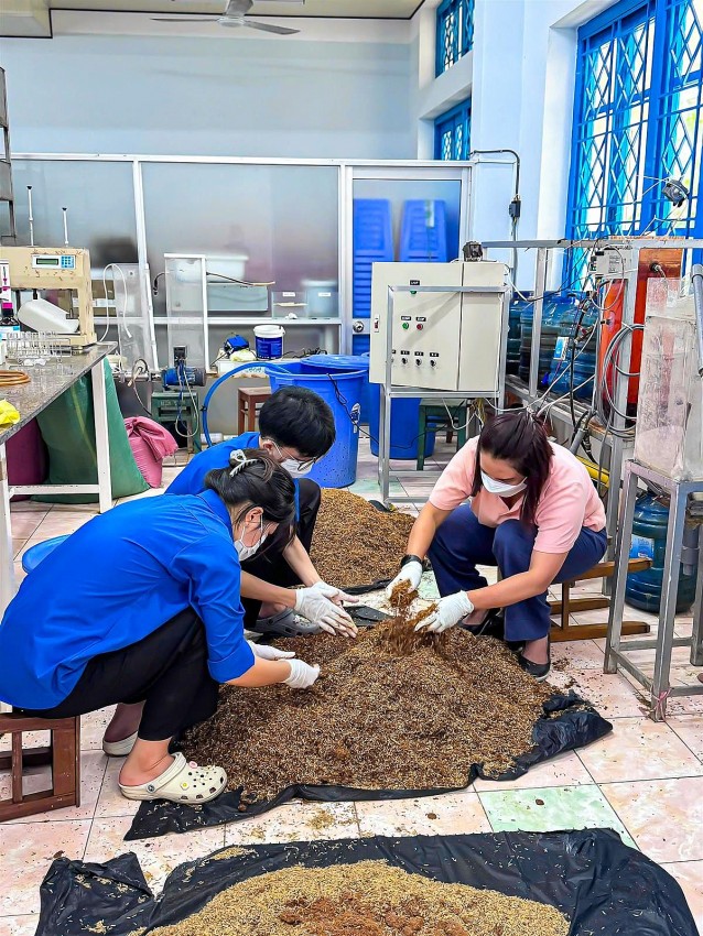 Hỗ trợ các trường THPT chế phẩm vi sinh xử lý rác hữu cơ sau lũ
