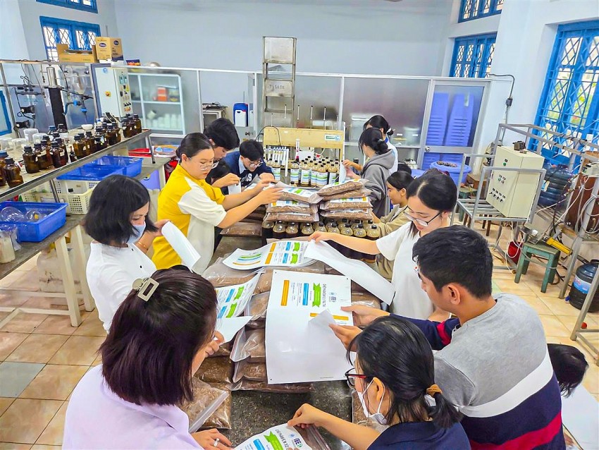 Hỗ trợ các trường THPT chế phẩm vi sinh xử lý rác hữu cơ sau lũ