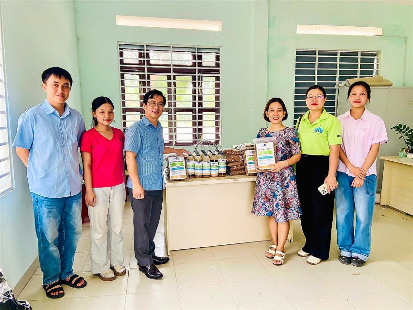 Hỗ trợ các trường THPT chế phẩm vi sinh xử lý rác hữu cơ sau lũ