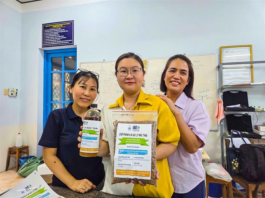 Hỗ trợ các trường THPT chế phẩm vi sinh xử lý rác hữu cơ sau lũ