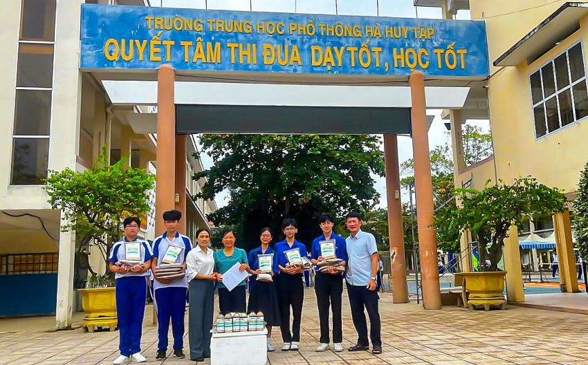 Hỗ trợ các trường THPT chế phẩm vi sinh xử lý rác hữu cơ sau lũ