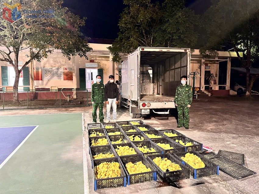 Đối tượng Lê Văn Hải cùng tang vật tại Đồn BP Bắc Sơn. Ảnh:QMG