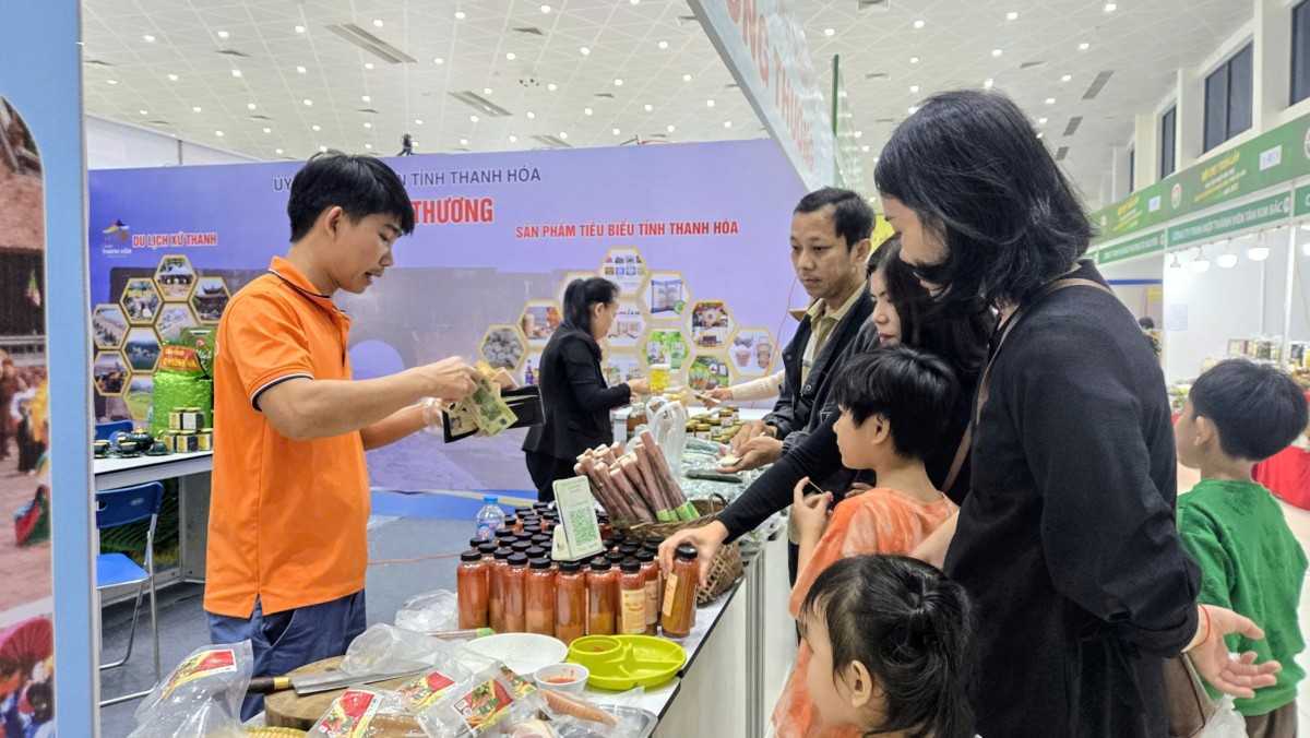 Hội chợ triển lãm hàng công nghiệp nông thôn hướng tới chuyển đổi xanh và phát triển bền vững