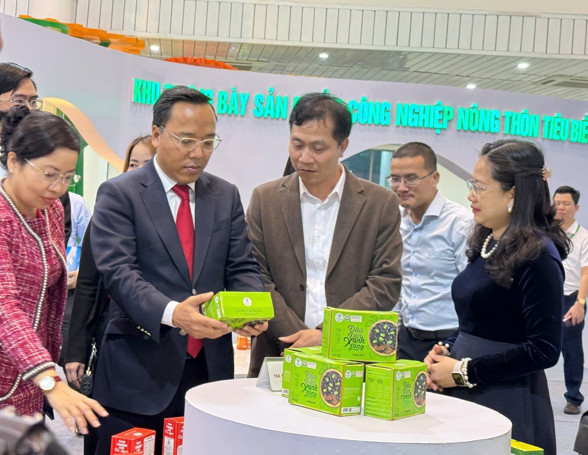 Hội chợ triển lãm hàng công nghiệp nông thôn hướng tới chuyển đổi xanh và phát triển bền vững