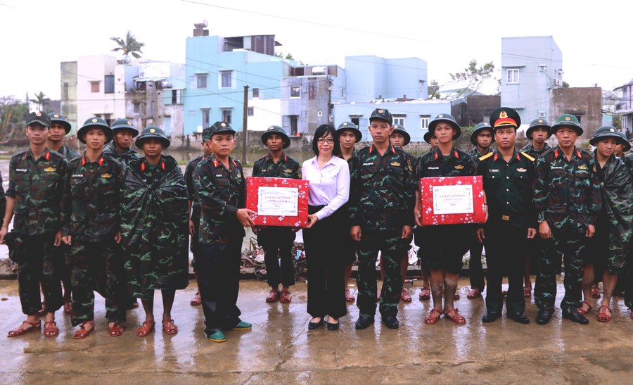 Lãnh đạo tỉnh Gia Lai thăm hỏi, động viên các đơn vị quân đội tham gia khắc phục hậu quả mưa lũ